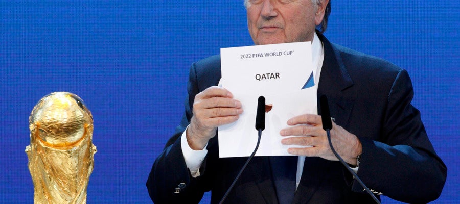 Joseph Blatter, presidente de la FIFA, otorgando a Catar el Mundial de fútbol en 2022 Joseph Blatter, presidente de la FIFA, otorgando a Catar el Mundial de fútbol en 2022
