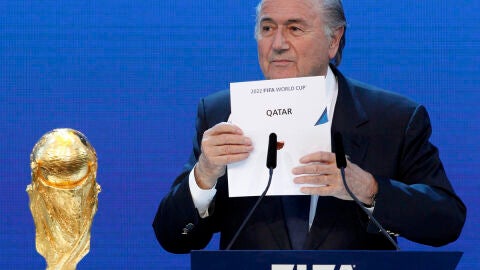 Joseph Blatter, presidente de la FIFA, otorgando a Catar el Mundial de f&uacute;tbol en 2022
