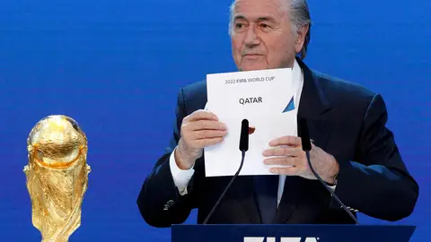 Joseph Blatter, presidente de la FIFA, otorgando a Catar el Mundial de fútbol en 2022 Joseph Blatter, presidente de la FIFA, otorgando a Catar el Mundial de fútbol en 2022