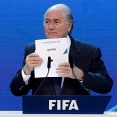 Joseph Blatter, presidente de la FIFA, otorgando a Catar el Mundial de fútbol en 2022