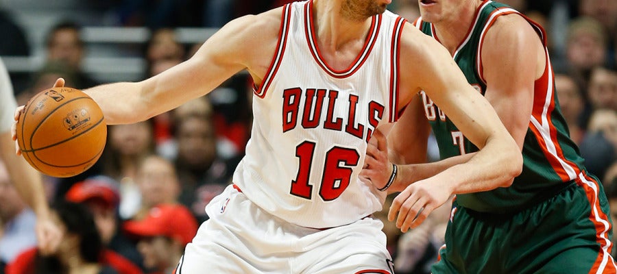 Pau Gasol trata de superar la marca de Ersan Ilyasova Pau Gasol trata de superar la marca de Ersan Ilyasova