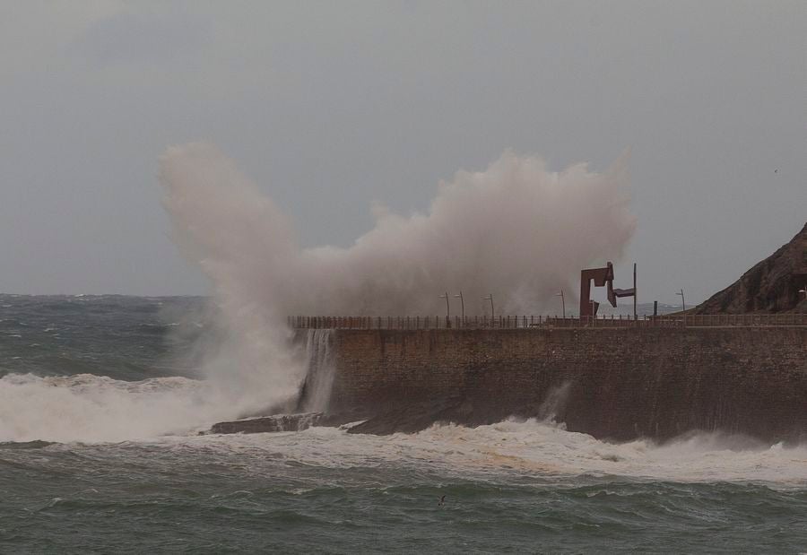 Mueren dos personas tras ser arrastradas por una ola en Deba Mueren dos personas tras ser arrastradas por una ola en Deba