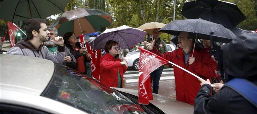 Grupo de estudiantes frente a la facultad de Medicina de la Universidad Complutense de Madrid Grupo de estudiantes frente a la facultad de Medicina de la Universidad Complutense de Madrid