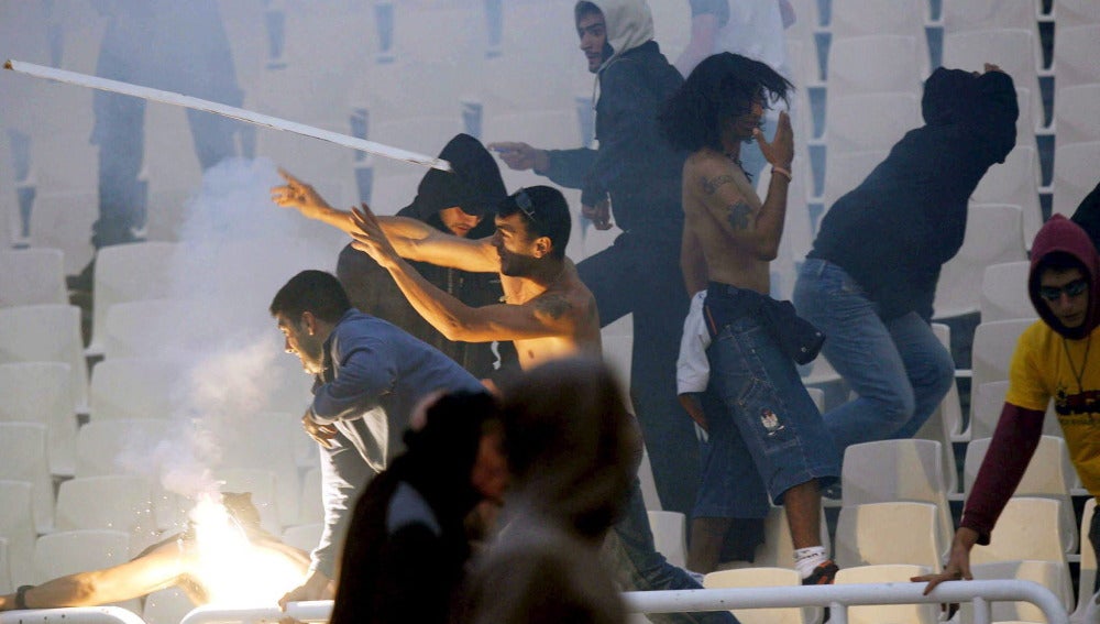 Seguidores del Panathinaikos lanzando objetos desde la grada