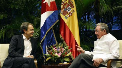 Ra&uacute;l Castro recibe a Rodr&iacute;guez Zapatero y Moratinos de visita en La Habana