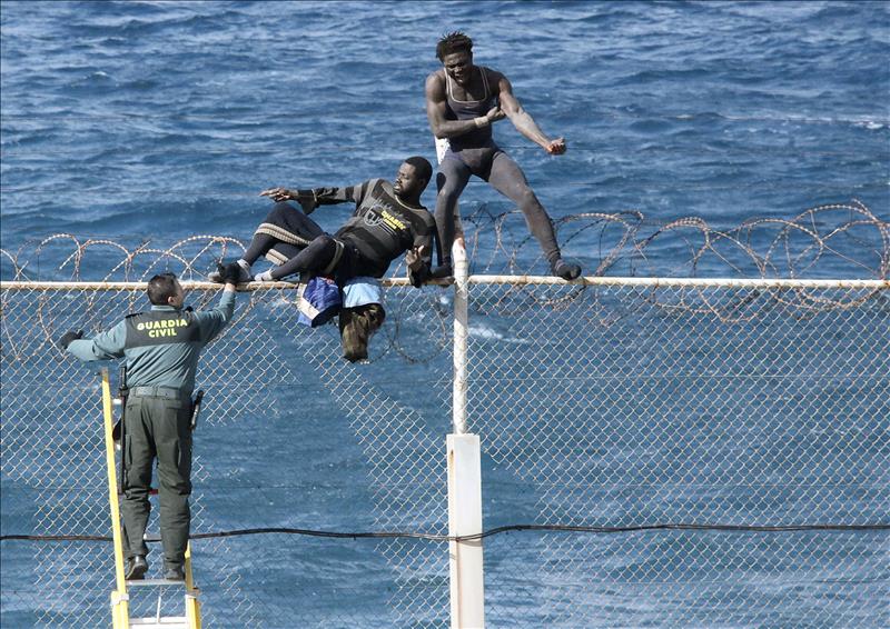 Trasladados al Hospital de Ceuta 14 inmigrantes con cortes después de que 60 personas lograsen saltar la valla Trasladados al Hospital de Ceuta 14 inmigrantes con cortes después de que 60 personas lograsen saltar la valla