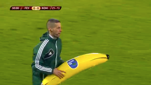 El arbitro detiene el partido entre el Feyenoord y la Roma tras el lanzamiento de un platano hinchable El arbitro detiene el partido entre el Feyenoord y la Roma tras el lanzamiento de un platano hinchable