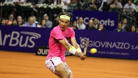 Rafa Nadal ejecuta un rev&eacute;s durante el ATP de Buenos Aires