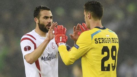 Vicente Iborra celebra con Sergio Rico el pase a los octavos de final de la Europa League