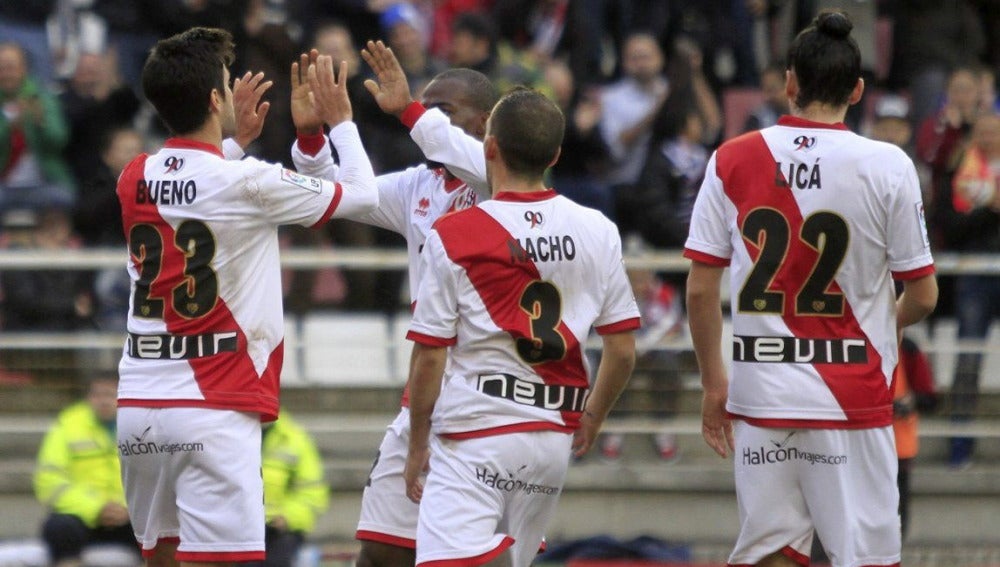 Alberto Bueno celebra un gol con sus compañeros
