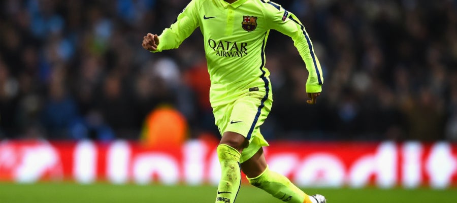 Neymar conduce un balón Neymar conduce un balón