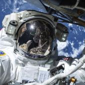 Dos astronautas de la NASA abandonan la EEI para una nueva caminata espacial