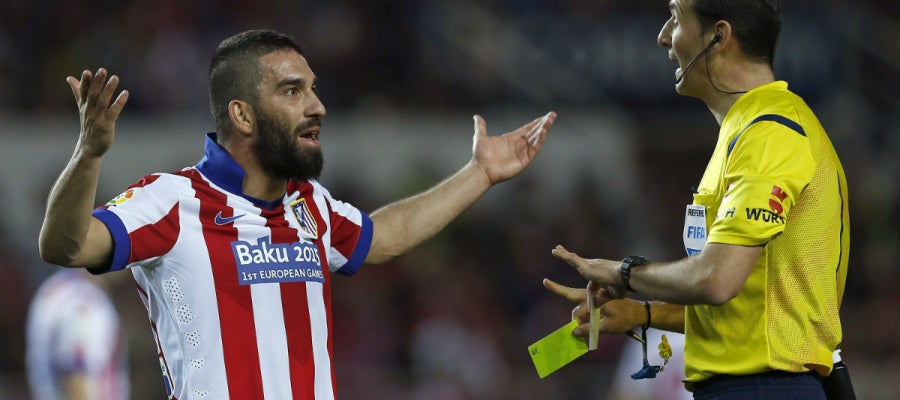 Arda Turan ve una tarjeta amarilla Arda Turan ve una tarjeta amarilla