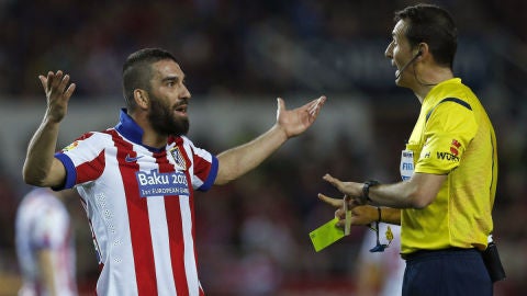 Arda Turan ve una tarjeta amarilla