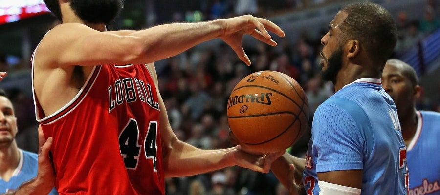 Nikola Mirotic disputando un balón ante Clippers Nikola Mirotic disputando un balón ante Clippers