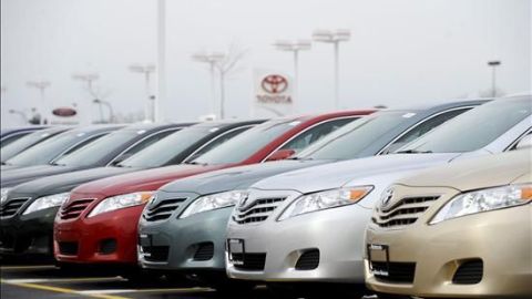 Veh&iacute;culos en un concesionario.