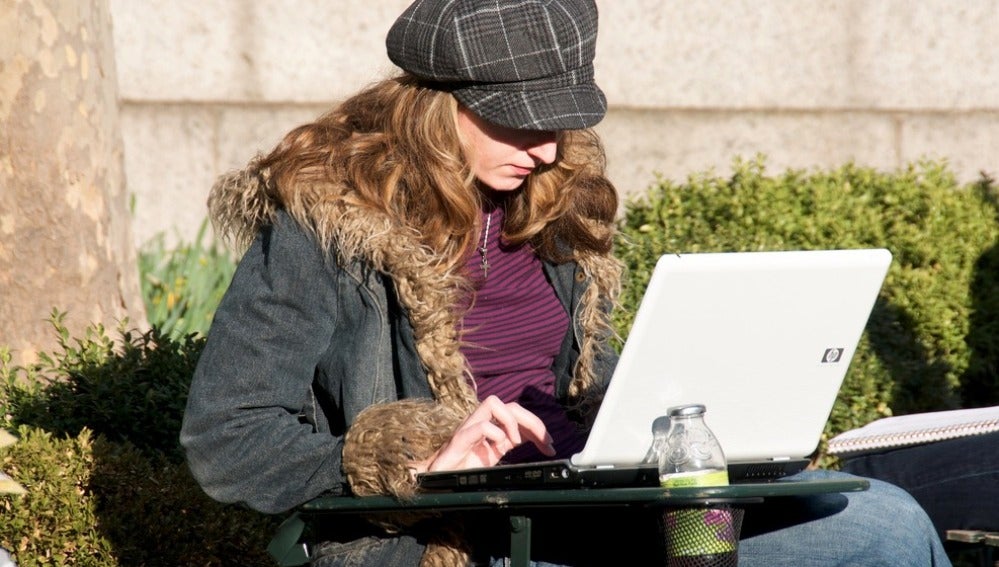 Una mujer utilizando un ordenador portátil