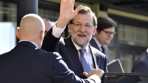 Mariano Rajoy saludando