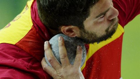 Borja Vivas lanzando el peso en los europeos de Praga