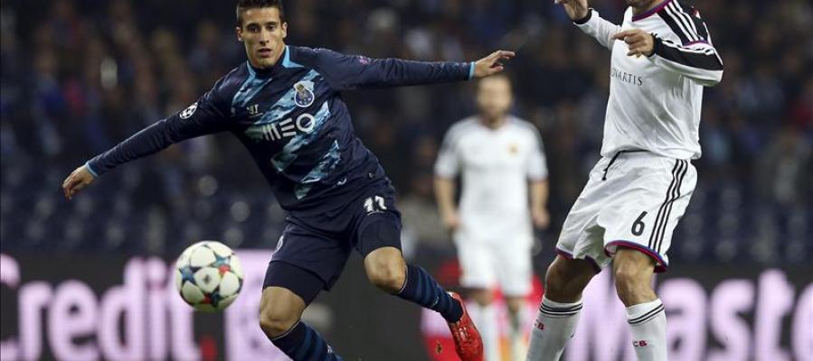 Cristian Tello, del FC Porto, disputa el balón con Walter Samuel Cristian Tello, del FC Porto, disputa el balón con Walter Samuel