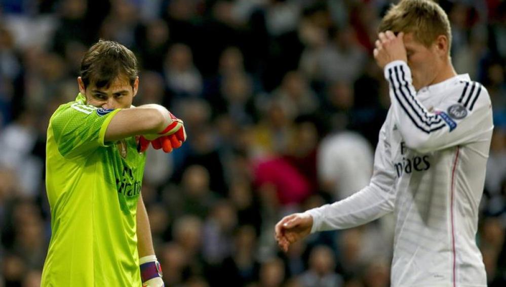 Iker Casillas y Toni Kroos se lamentan tras un gol del Schalke