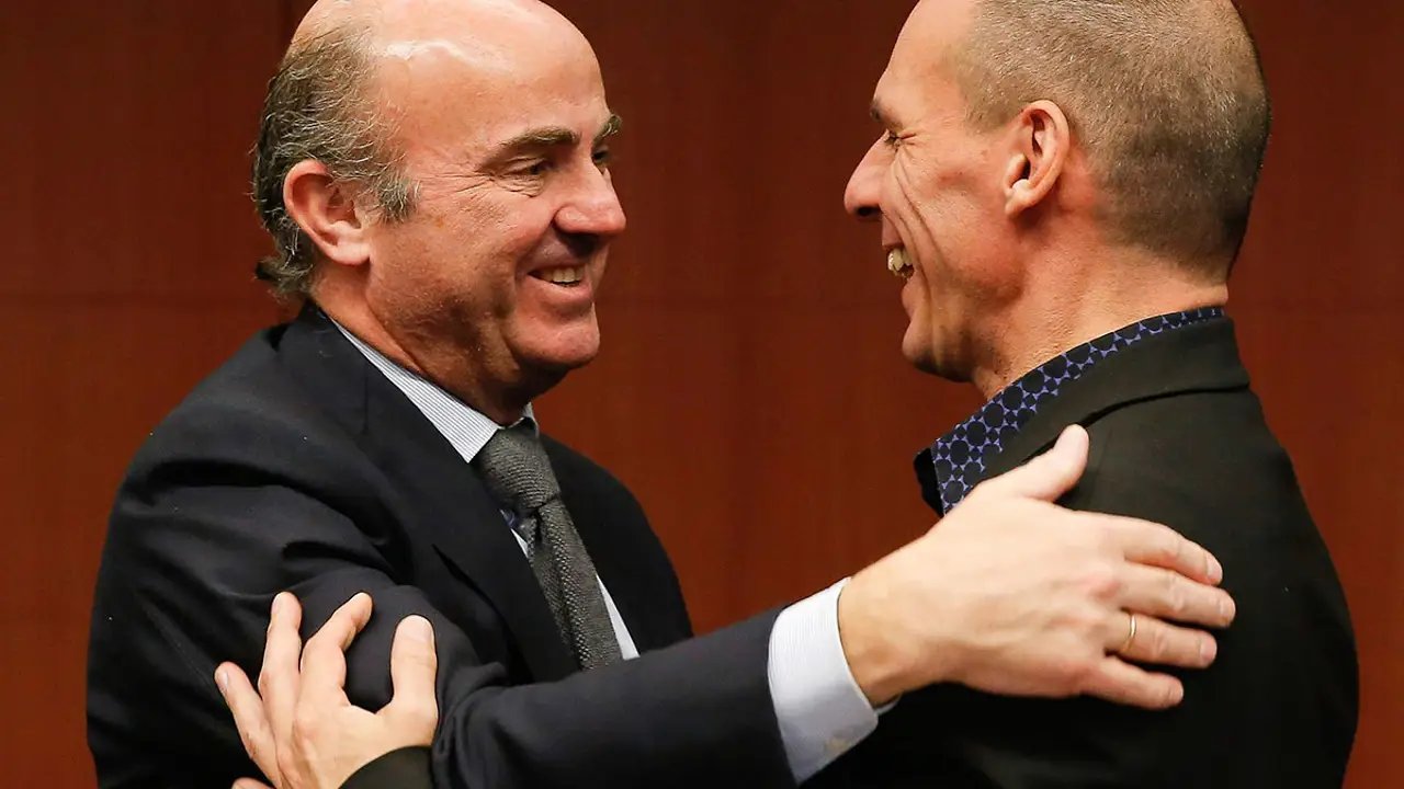 Luis de Guindos saluda a Yanis Varoufakis Luis de Guindos saluda a Yanis Varoufakis