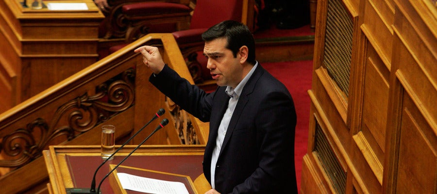 El primer ministro griego, Alexis Tsipras, habla en una sesión del Parlamento en Atenas El primer ministro griego, Alexis Tsipras, habla en una sesión del Parlamento en Atenas