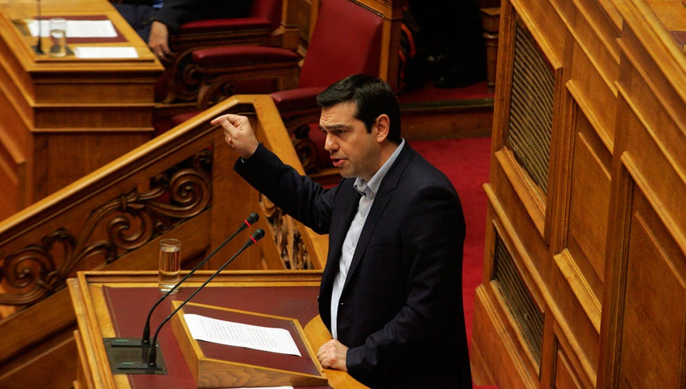  El primer ministro griego, Alexis Tsipras, habla en una sesión del Parlamento en Atenas
