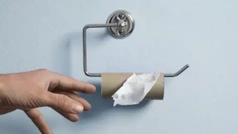 Un rollo de papel higiénico vacío Un rollo de papel higiénico vacío