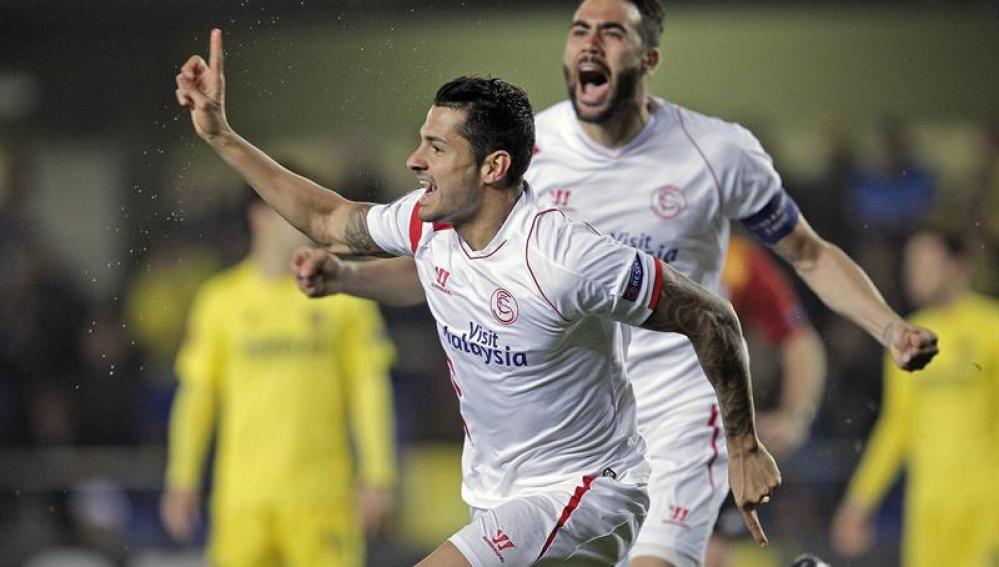 Vitolo, junto a su compañero Vicente Iborra, celebra su gol