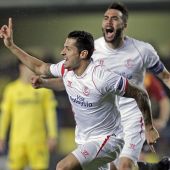 Vitolo, junto a su compañero Vicente Iborra, celebra su gol