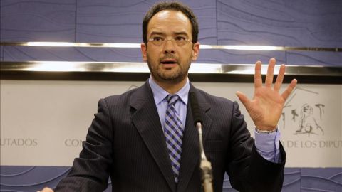 Antonio Hernando habla con los medios