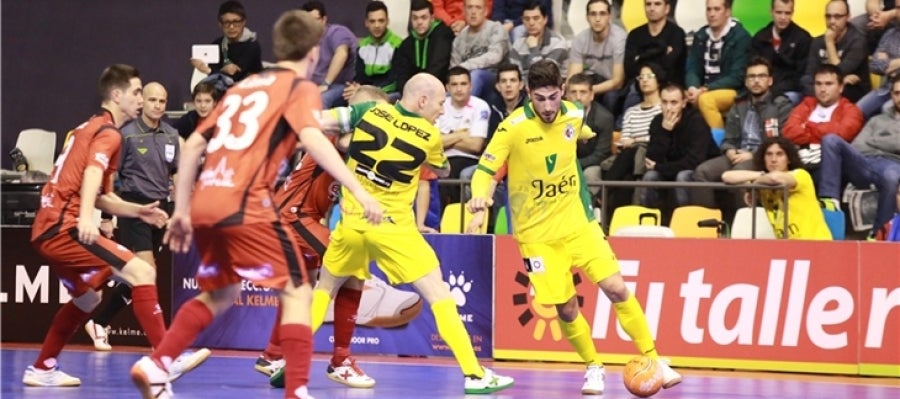 Emilio Buendía, jugador del Jaén FS conduciendo un balón Emilio Buendía, jugador del Jaén FS conduciendo un balón