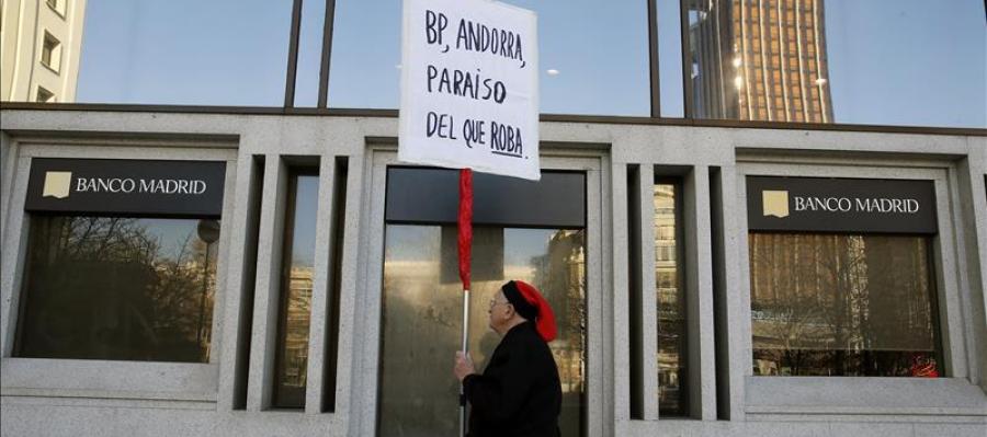 Un hombre protesta ante la sede del Banco de Madrid Un hombre protesta ante la sede del Banco de Madrid