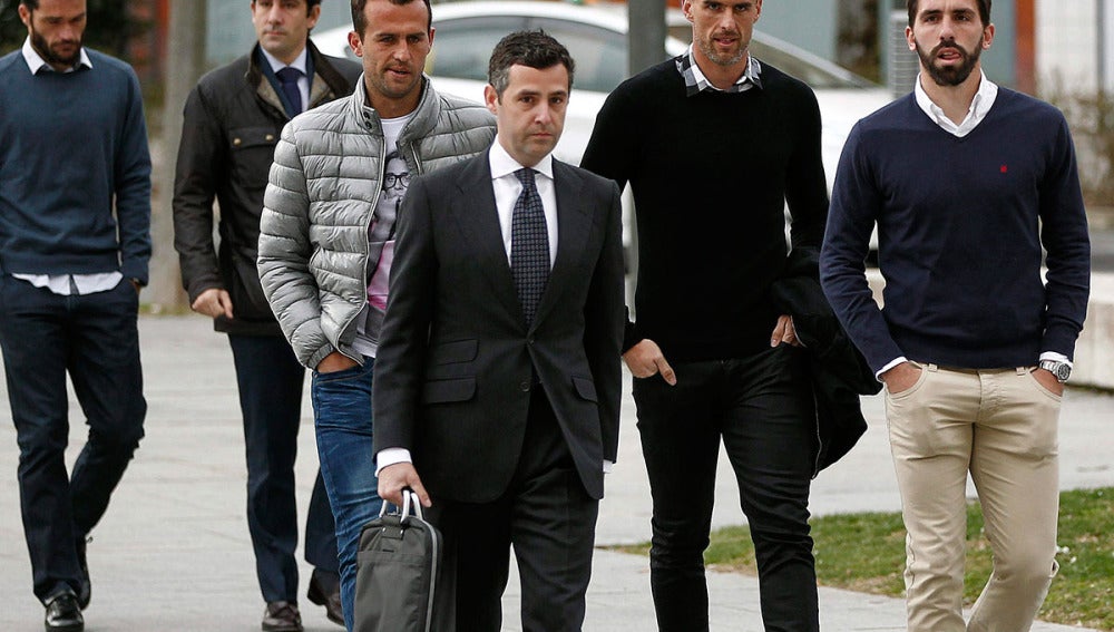 Jordi Figueras, Antonio Amaya e Ivan Amaya, a su llegada al Palacio de Justicia de Pamplona