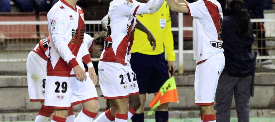 Alberto Bueno celebra uno de sus dos goles ante el Granada Alberto Bueno celebra uno de sus dos goles ante el Granada