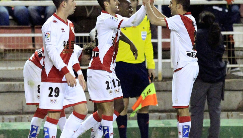 Alberto Bueno celebra uno de sus dos goles ante el Granada