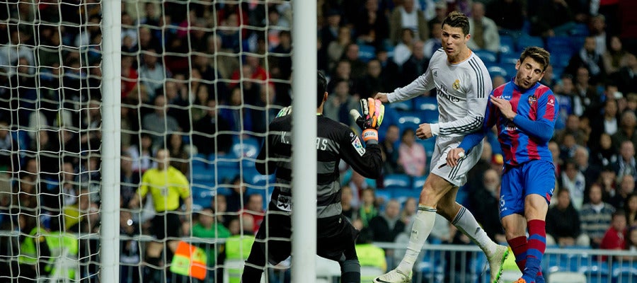 Cristiano realiza un remate ante el Levante en el duelo de la temporada pasada Cristiano realiza un remate ante el Levante en el duelo de la temporada pasada