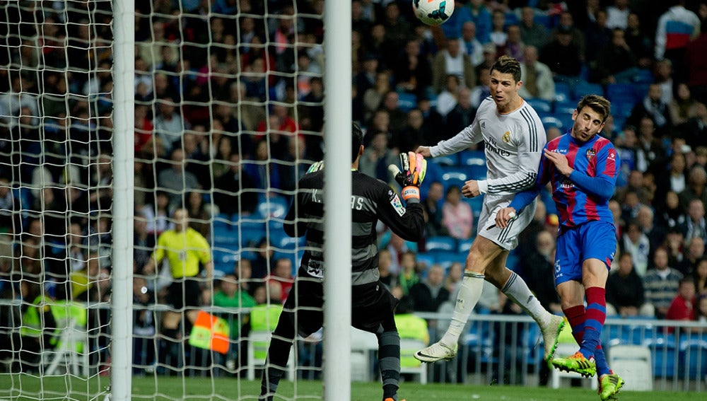 Cristiano realiza un remate ante el Levante en el duelo de la temporada pasada