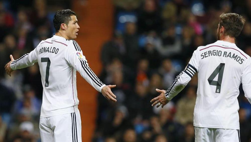 Cristiano Ronaldo y Sergio Ramos conversando durante el partido frente al Levante