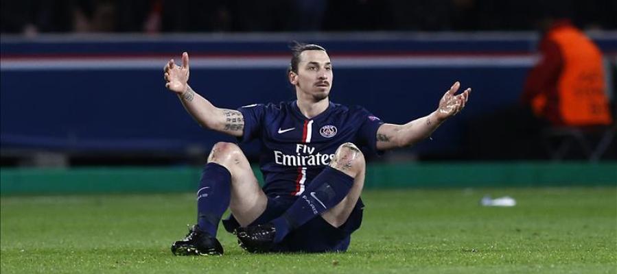 El jugador del Paris Saint-Germain Zlatan Ibrahimovic en el estadio Parque de los Príncipes de París El jugador del Paris Saint-Germain Zlatan Ibrahimovic en el estadio Parque de los Príncipes de París