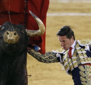 El diestro Diego Urdiales da un pase a su segundo astado en la quinta corrida de la Feria de Fallas El diestro Diego Urdiales da un pase a su segundo astado en la quinta corrida de la Feria de Fallas