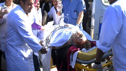 Un herido es evacuado del lugar del ataque
