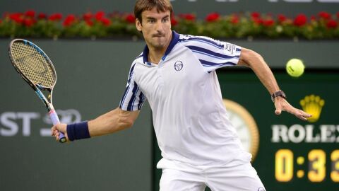 Tommy Robredo golpeando una bola en el torneo de Indian Wells