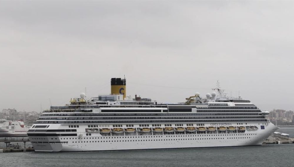 El crucero 'Costa Fascinosa' a su llegada al puerto de Palma