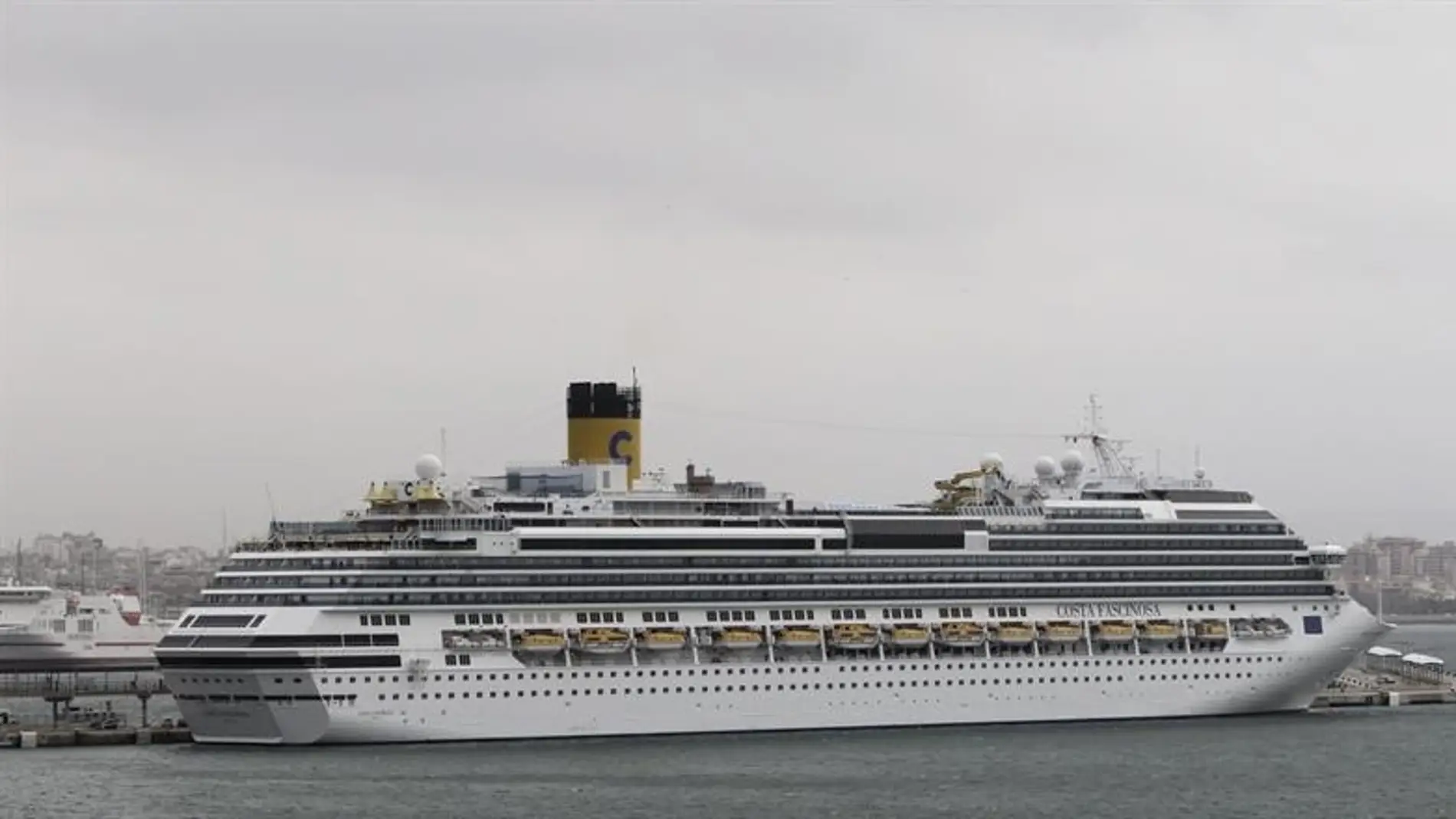 El crucero 'Costa Fascinosa' a su llegada al puerto de Palma