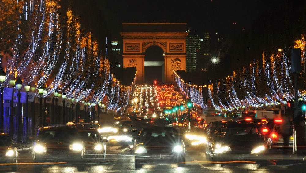 Coches en la noche de París
