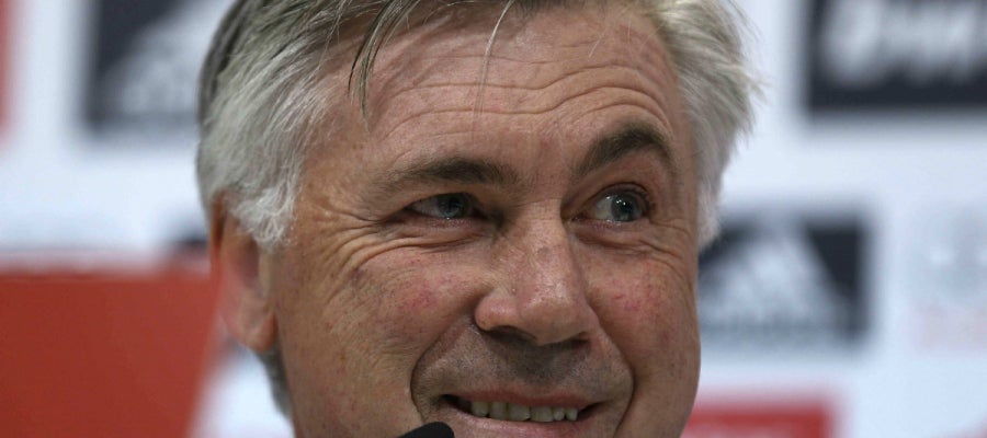 Carlo Ancelotti sonríe en rueda de prensa Carlo Ancelotti sonríe en rueda de prensa