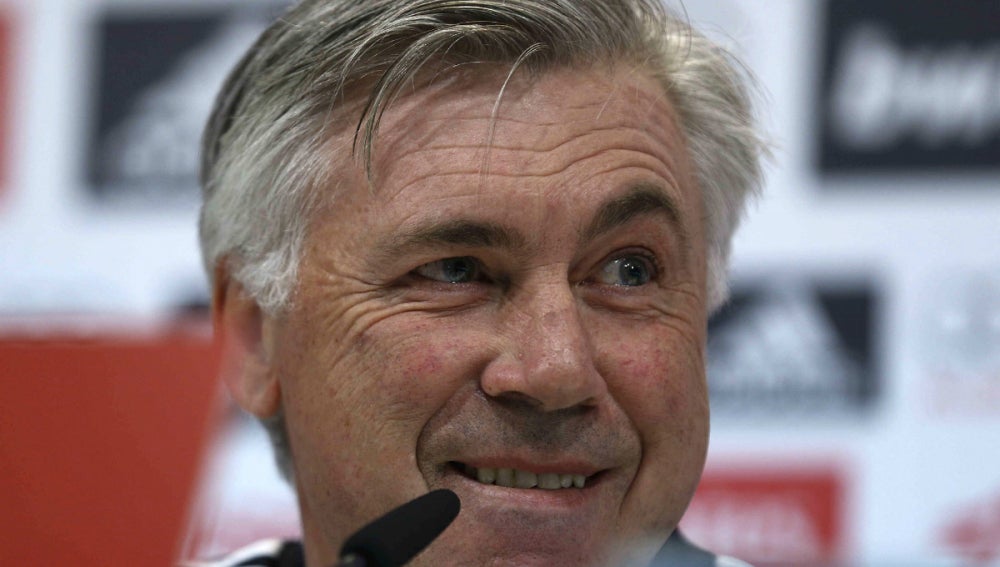 Carlo Ancelotti sonríe en rueda de prensa