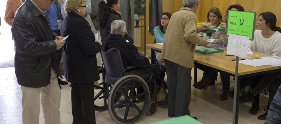 Cola para votar en un colegio electoral Cola para votar en un colegio electoral